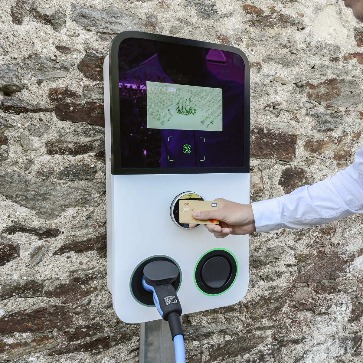 Borne de recharge pour véhicules électriques installée par Hellospark