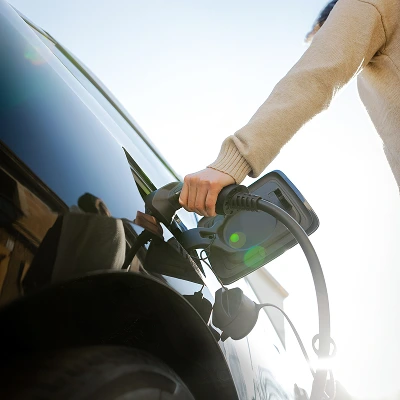 Voiture électrique en train d'être chargée